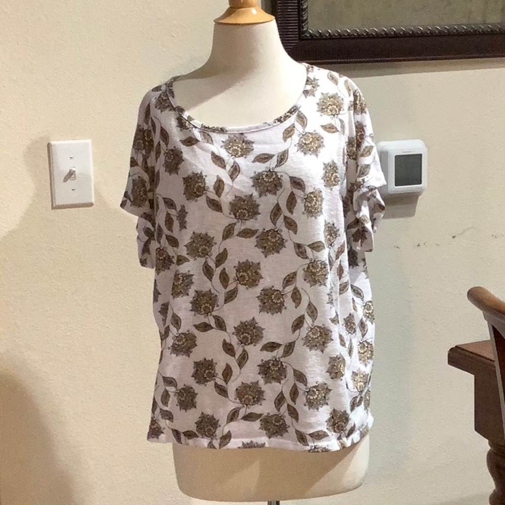 24/7 Maurices white shirt with yellow print